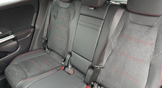 MERCEDES-BENZ GLA 200 Night Star 7G-DCT