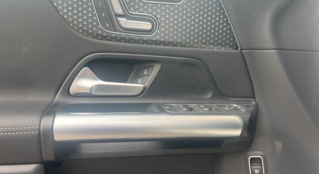 MERCEDES-BENZ GLA 200 7G-DCT