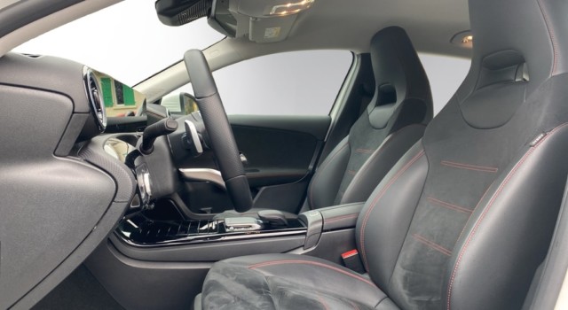 MERCEDES-BENZ A 200 AMG Line 4Matic