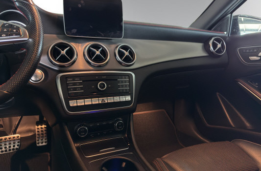 MERCEDES-BENZ GLA 250 AMG Line 4Matic