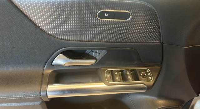 MERCEDES-BENZ GLA 200 Progressive