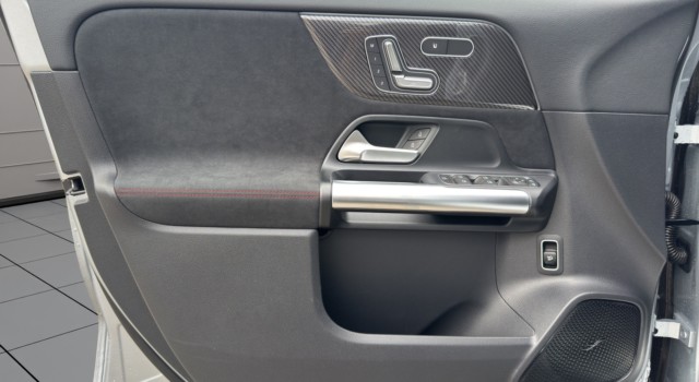 MERCEDES-BENZ GLA 200 Night Star 7G-DCT