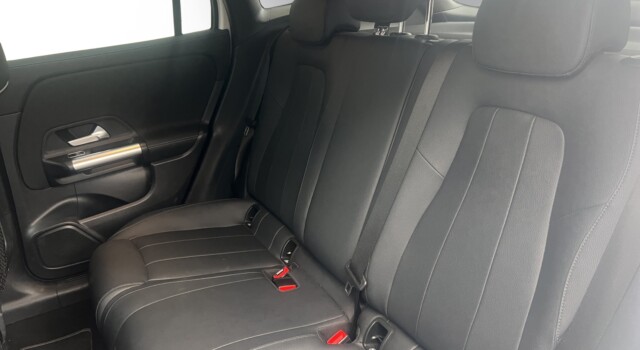 MERCEDES-BENZ GLA 200 7G-DCT