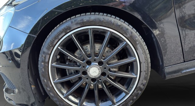 MERCEDES-BENZ A 180 AMG Line