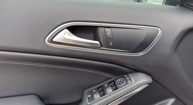 MERCEDES-BENZ GLA 250 Urban 4Matic 7G-DCT