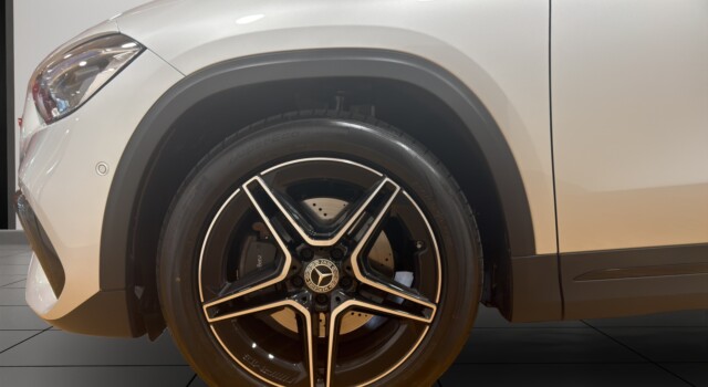 MERCEDES-BENZ GLA 200 AMG Line 7G-DCT