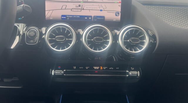 MERCEDES-BENZ GLA 200 7G-DCT