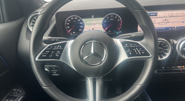 MERCEDES-BENZ GLA 200 7G-DCT