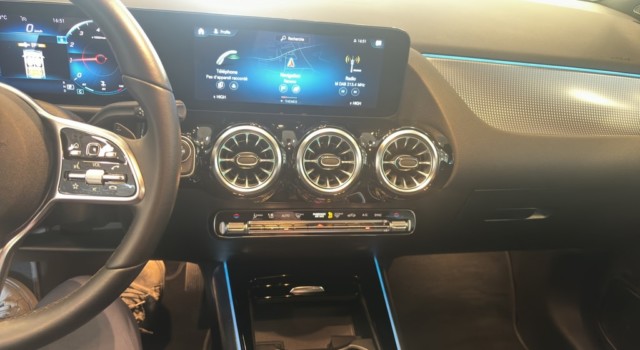 MERCEDES-BENZ GLA 200 Progressive