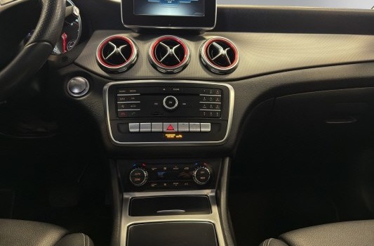 MERCEDES-BENZ GLA 200 Night Star