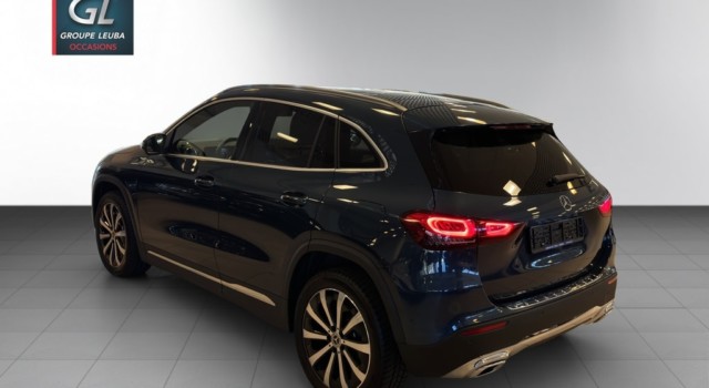 MERCEDES-BENZ GLA 180 Progressive 7G-D