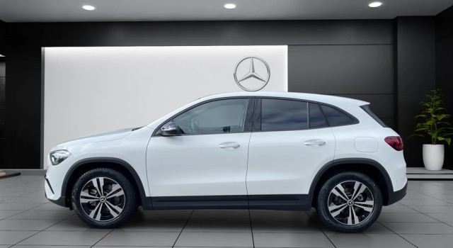 MERCEDES-BENZ GLA 200 Night Star 7G-DCT