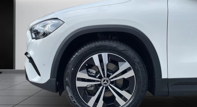 MERCEDES-BENZ GLA 200 Night Star 7G-DCT