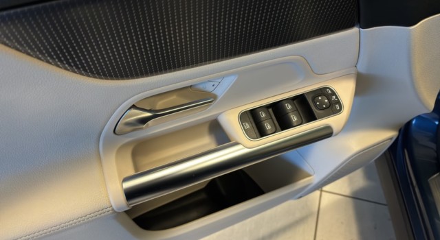 MERCEDES-BENZ GLA 180 Progressive 7G-D