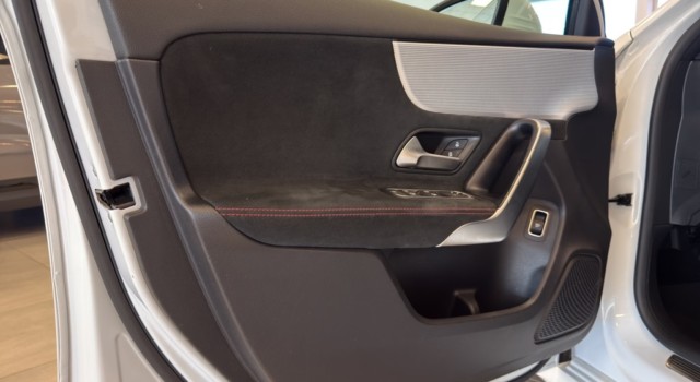 MERCEDES-BENZ A 180 AMG Line
