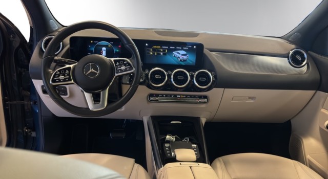 MERCEDES-BENZ GLA 180 Progressive 7G-D