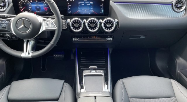 MERCEDES-BENZ GLA 200 Night Star 7G-DCT