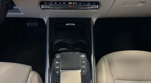 MERCEDES-BENZ GLA 180 Progressive 7G-D
