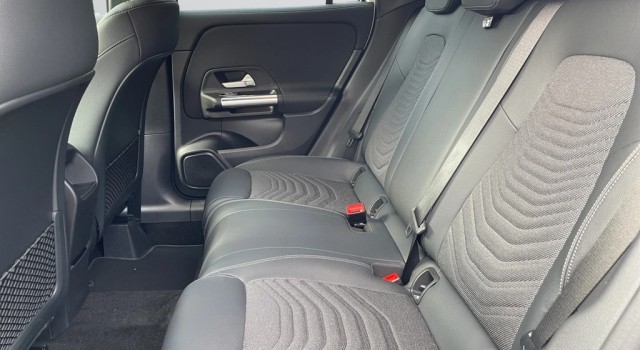 MERCEDES-BENZ GLA 200 Night Star 7G-DCT