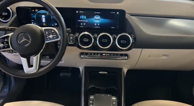MERCEDES-BENZ GLA 180 Progressive 7G-D