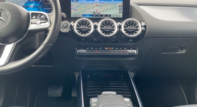 MERCEDES-BENZ GLA 200 Progressive