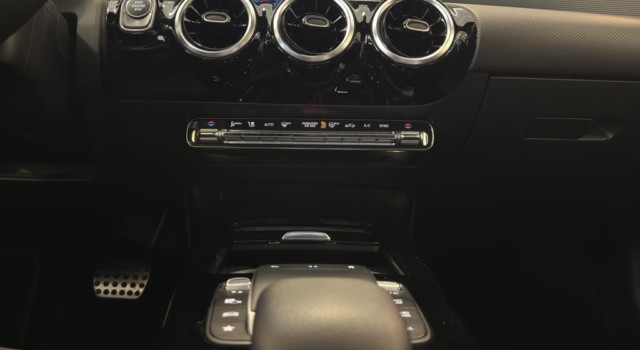 MERCEDES-BENZ A 180 AMG Line