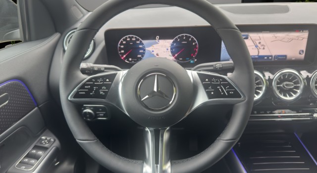 MERCEDES-BENZ GLA 200 Night Star 7G-DCT