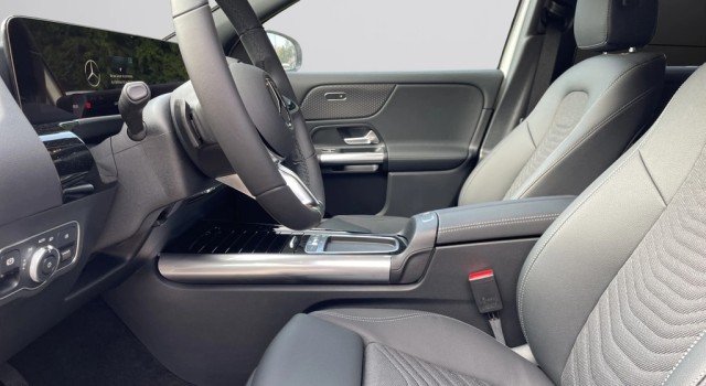 MERCEDES-BENZ GLA 200 Night Star 7G-DCT