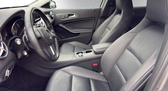 MERCEDES-BENZ GLA 200 Night Star 7G-DCT