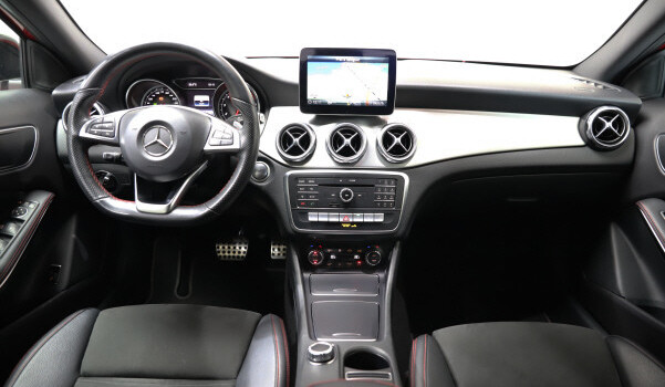 MERCEDES-BENZ GLA 200 AMG Line