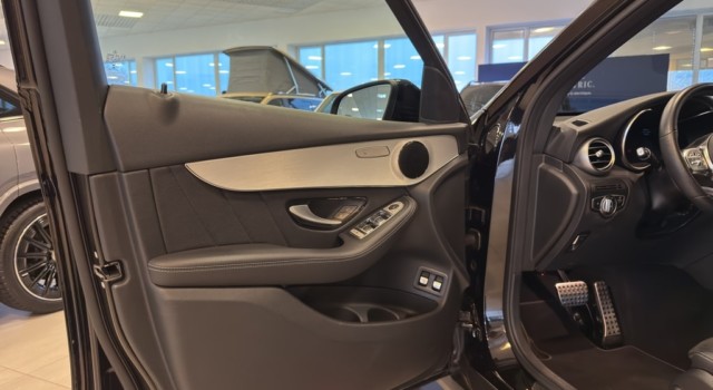 MERCEDES-BENZ GLC 300 e AMG Line 4Matic