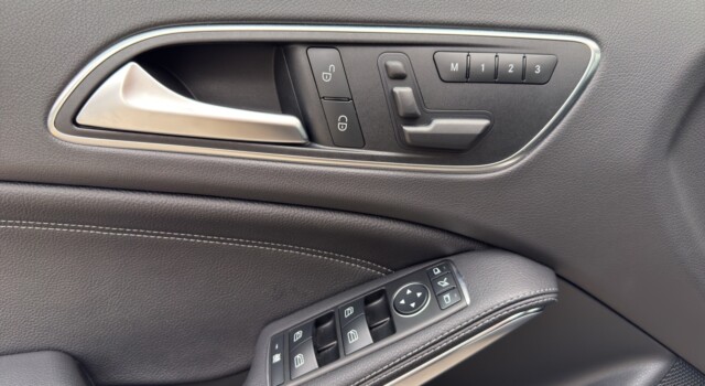 MERCEDES-BENZ GLA 200 Night Star 7G-DCT