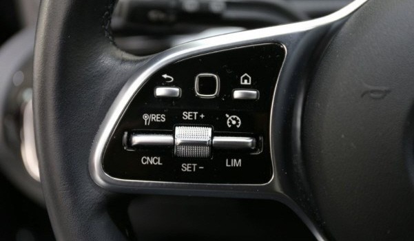 MERCEDES-BENZ A 200 Progressive