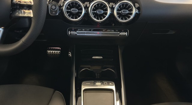 MERCEDES-BENZ GLA 200 Night Star 7G-DCT