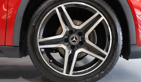 MERCEDES-BENZ GLA 200 AMG Line