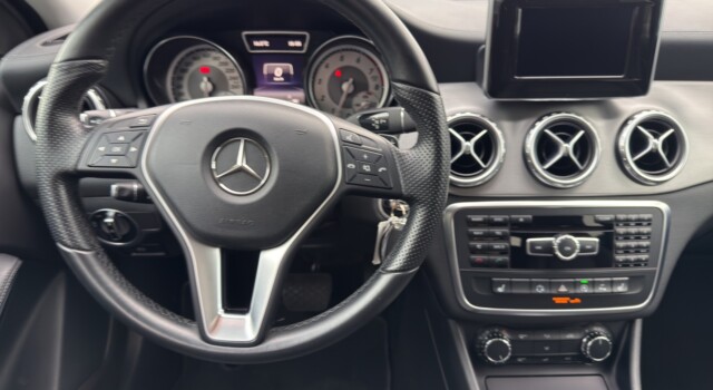 MERCEDES-BENZ GLA 200 Night Star 7G-DCT