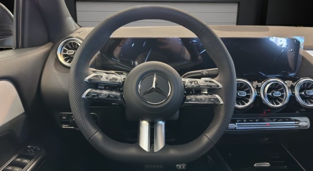 MERCEDES-BENZ GLA 200 Night Star 7G-DCT