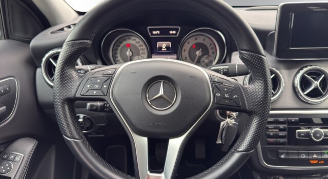 MERCEDES-BENZ GLA 200 Night Star 7G-DCT