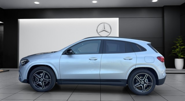 MERCEDES-BENZ GLA 200 Night Star 7G-DCT