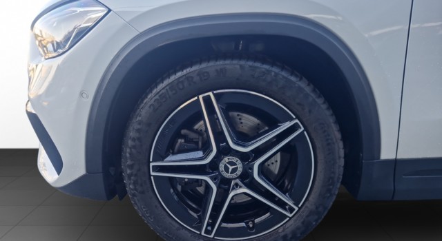 MERCEDES-BENZ GLA 250 AMG Line 4Matic