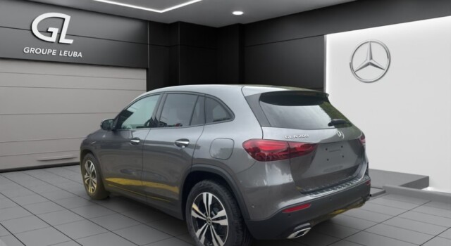 MERCEDES-BENZ GLA 200 Night Star 7G-DCT