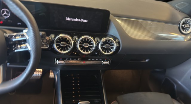 MERCEDES-BENZ GLA 200 Night Star 7G-DCT