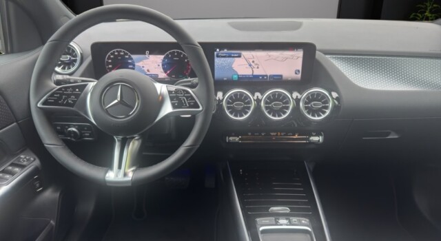 MERCEDES-BENZ GLA 200 Night Star 7G-DCT