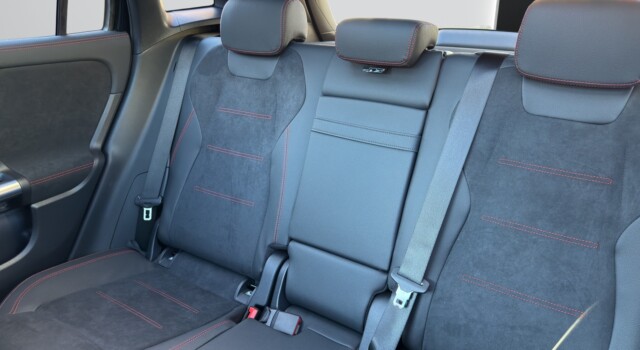 MERCEDES-BENZ GLA 200 7G-DCT