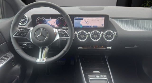 MERCEDES-BENZ GLA 200 Night Star 7G-DCT