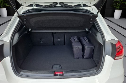 MERCEDES-BENZ A 250 e AMG Line
