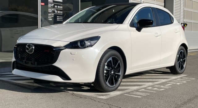 MAZDA 2 SKYACTIV-G 90 Homura Aka Automat