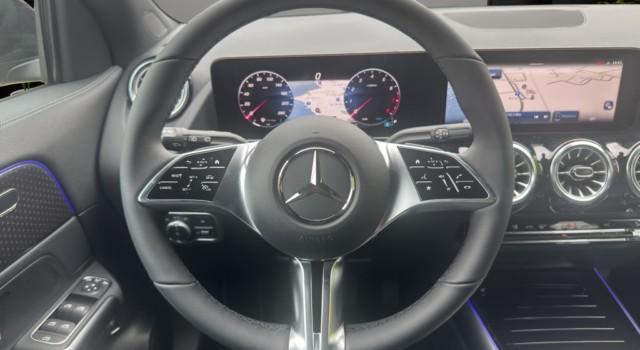 MERCEDES-BENZ GLA 200 Night Star 7G-DCT