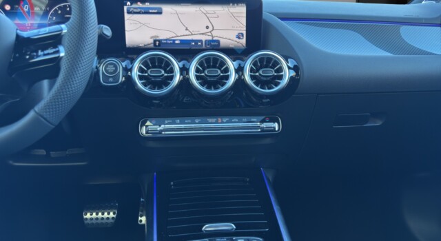 MERCEDES-BENZ GLA 200 7G-DCT