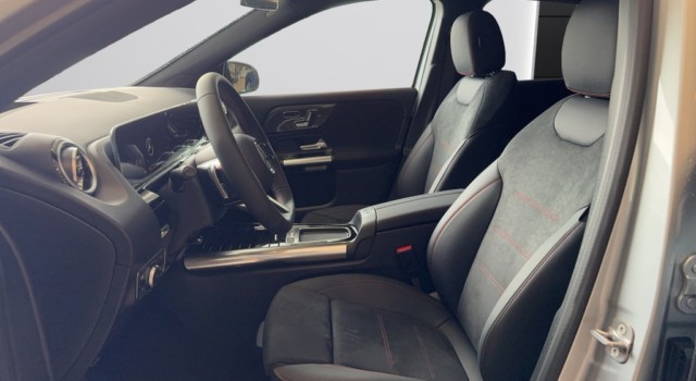 MERCEDES-BENZ GLA 200 7G-DCT